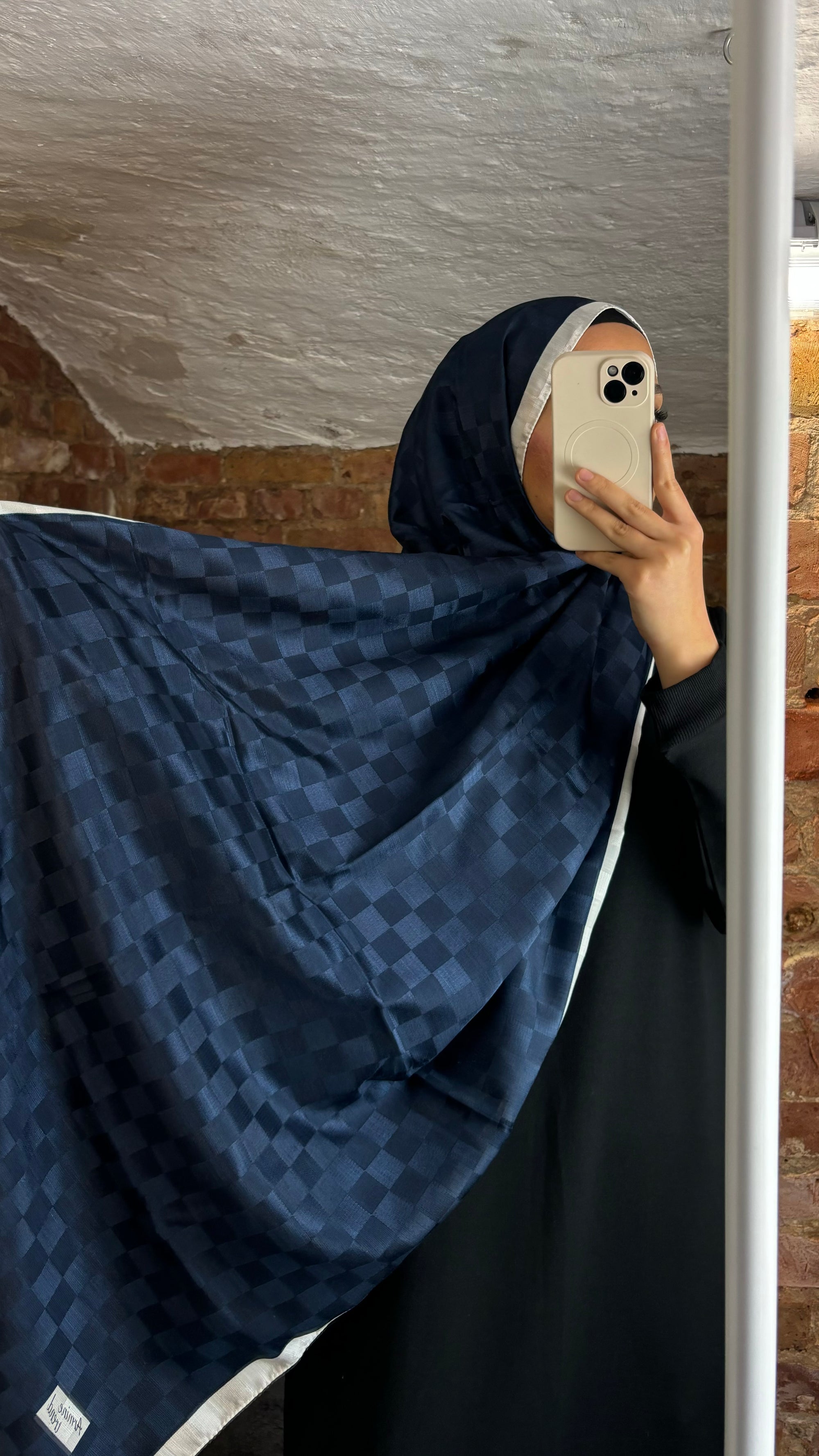 Armine B.Janjan Hijab in Marineblau