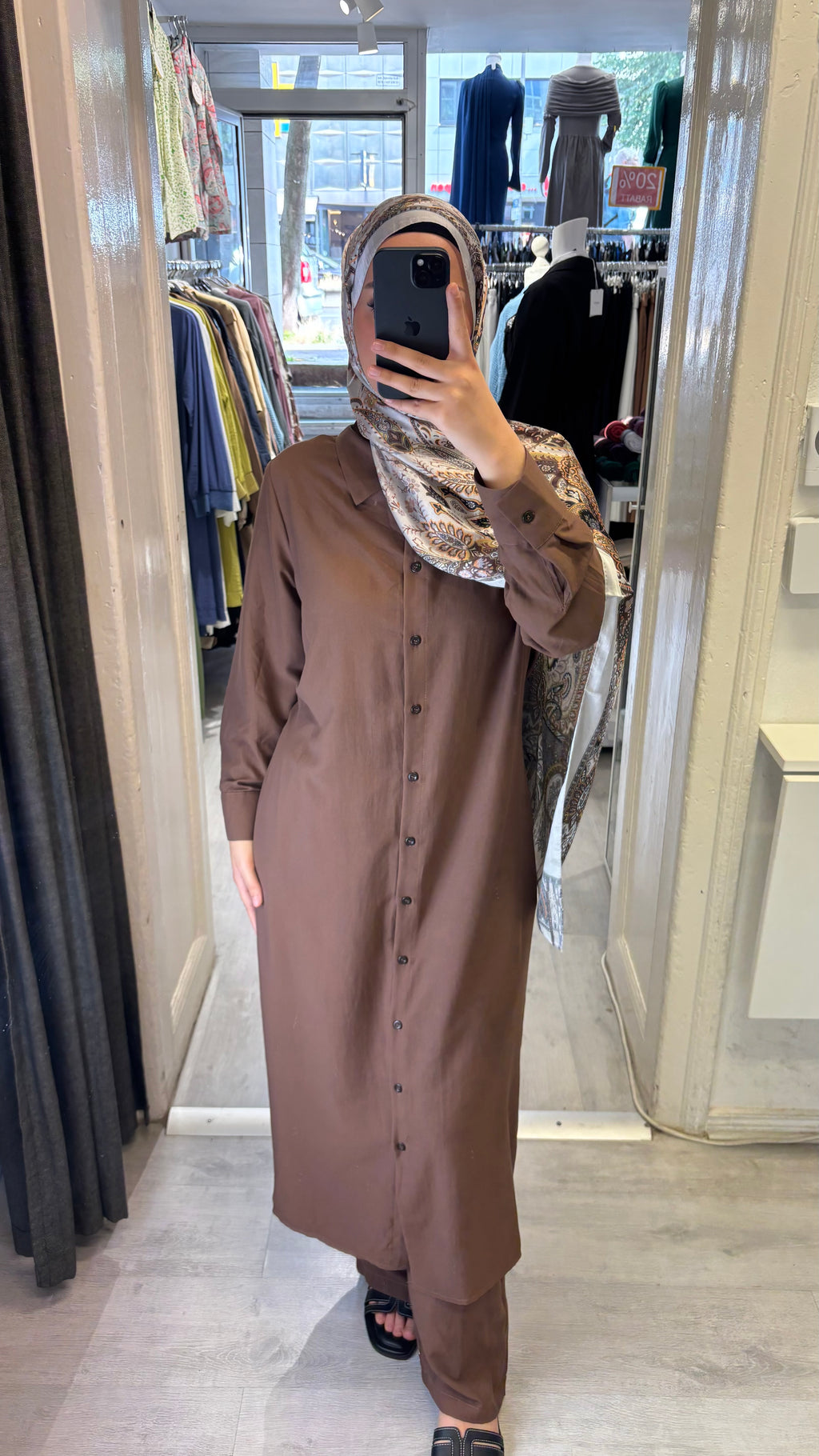 Armine set with trousers in brown
