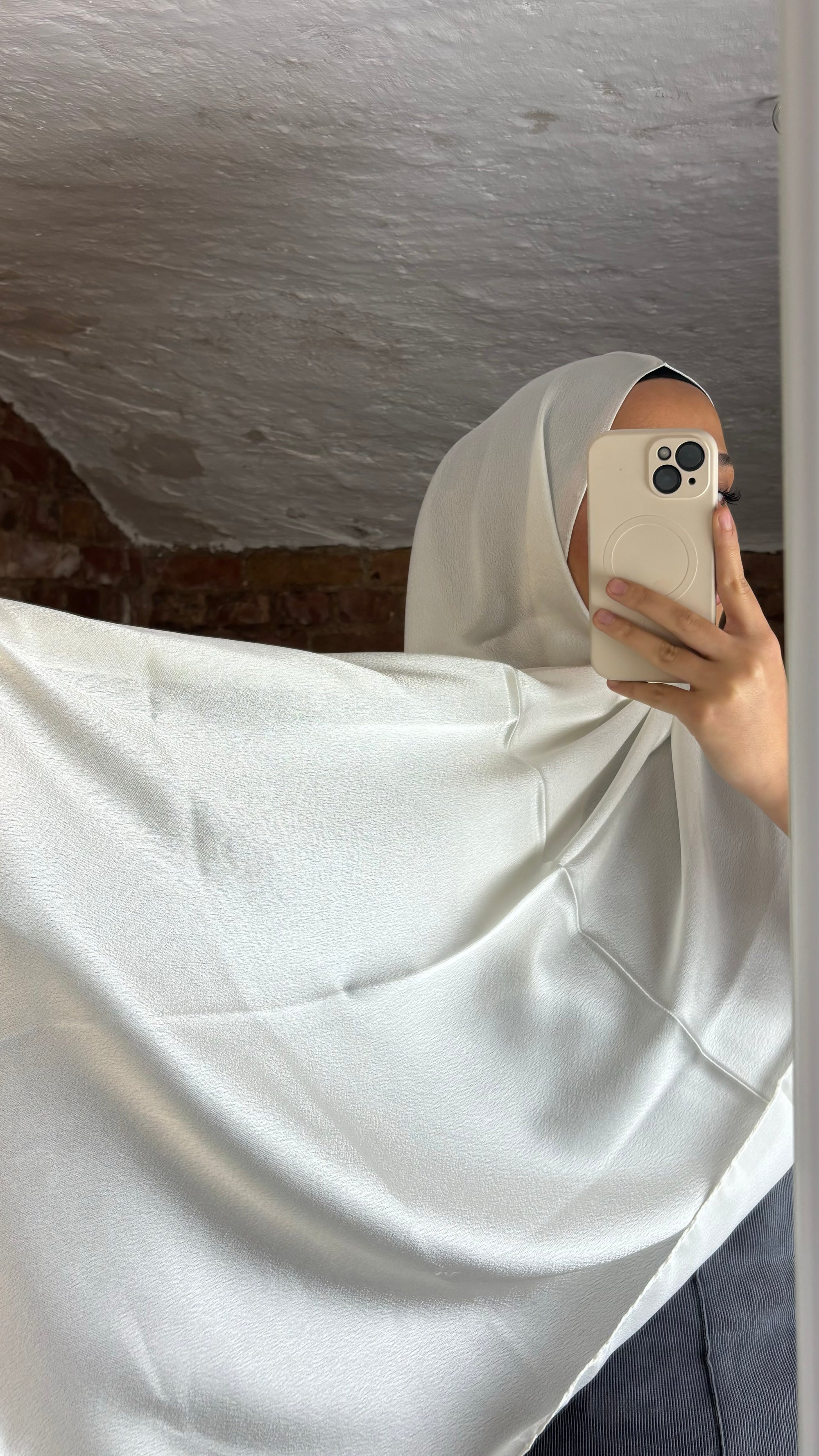 ARMINE trend scarf in chocolate white