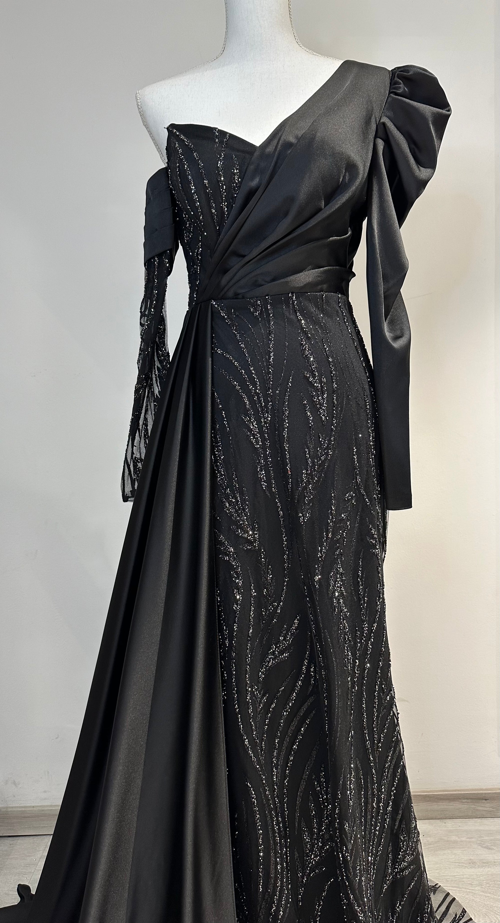 Ikbal evening dress in black
