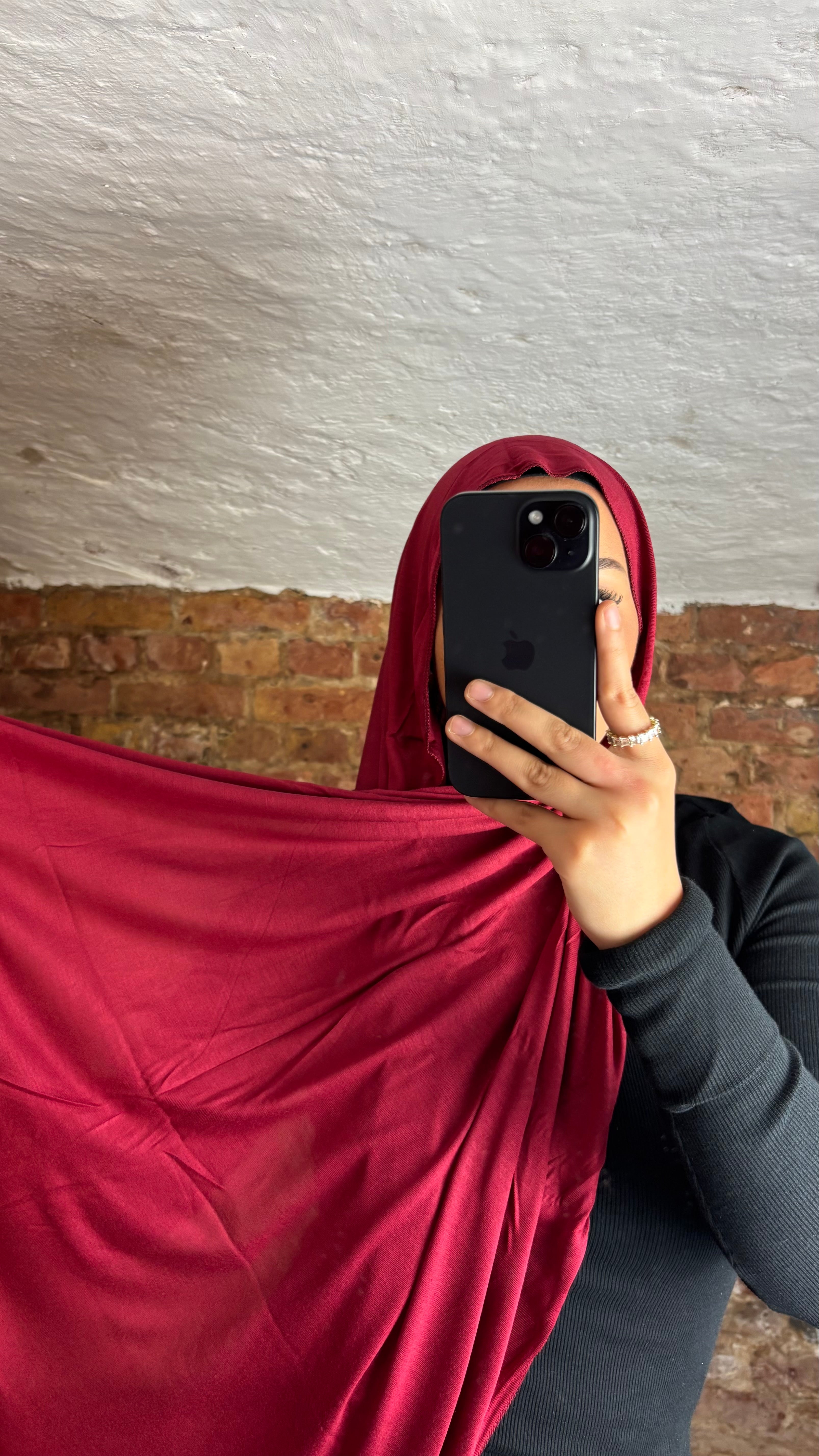 Armine Jersey Hijab in Karminrot