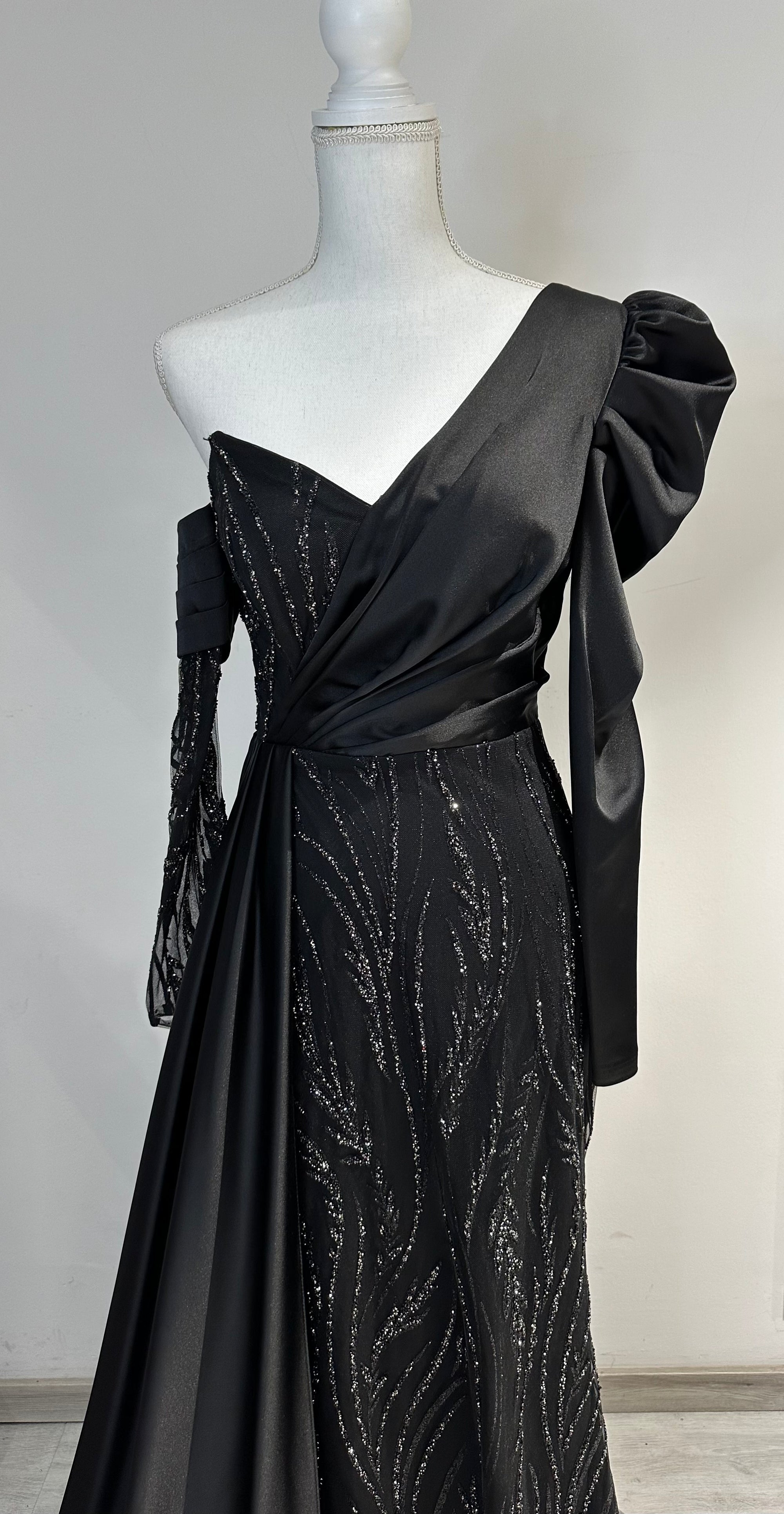 Ikbal evening dress in black