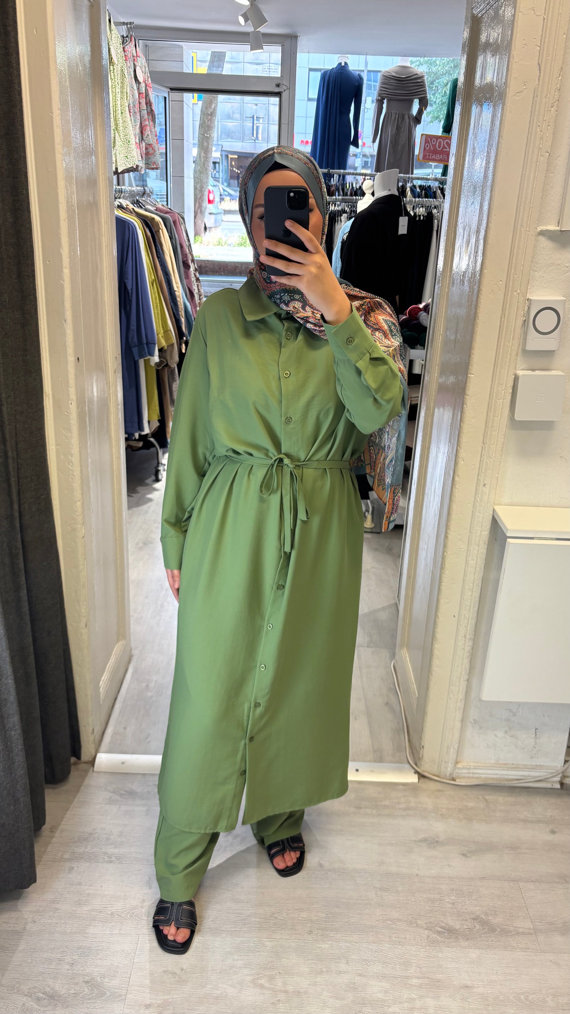 Armine set with trousers in green