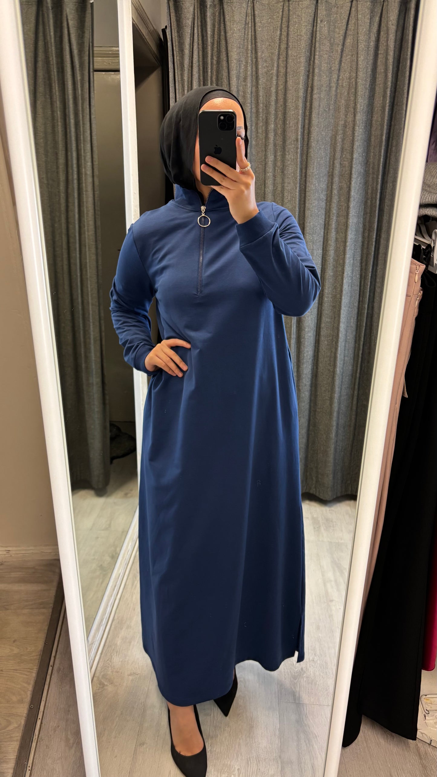 KLEID MIT REISSVERSCHLUSS AM KRAGEN IN BLAU