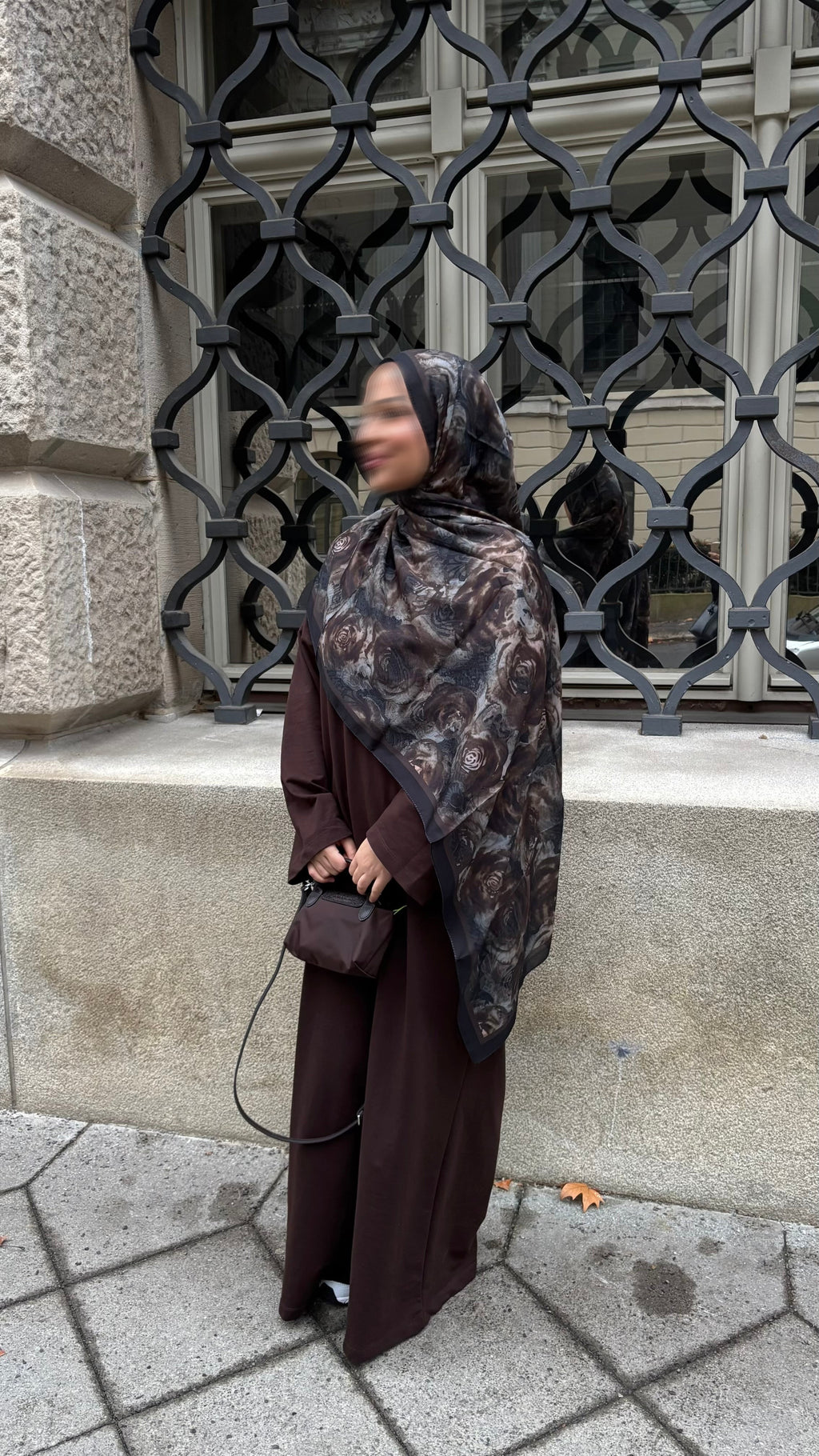 Floral Hijab in Schwarz/Grau/Braun