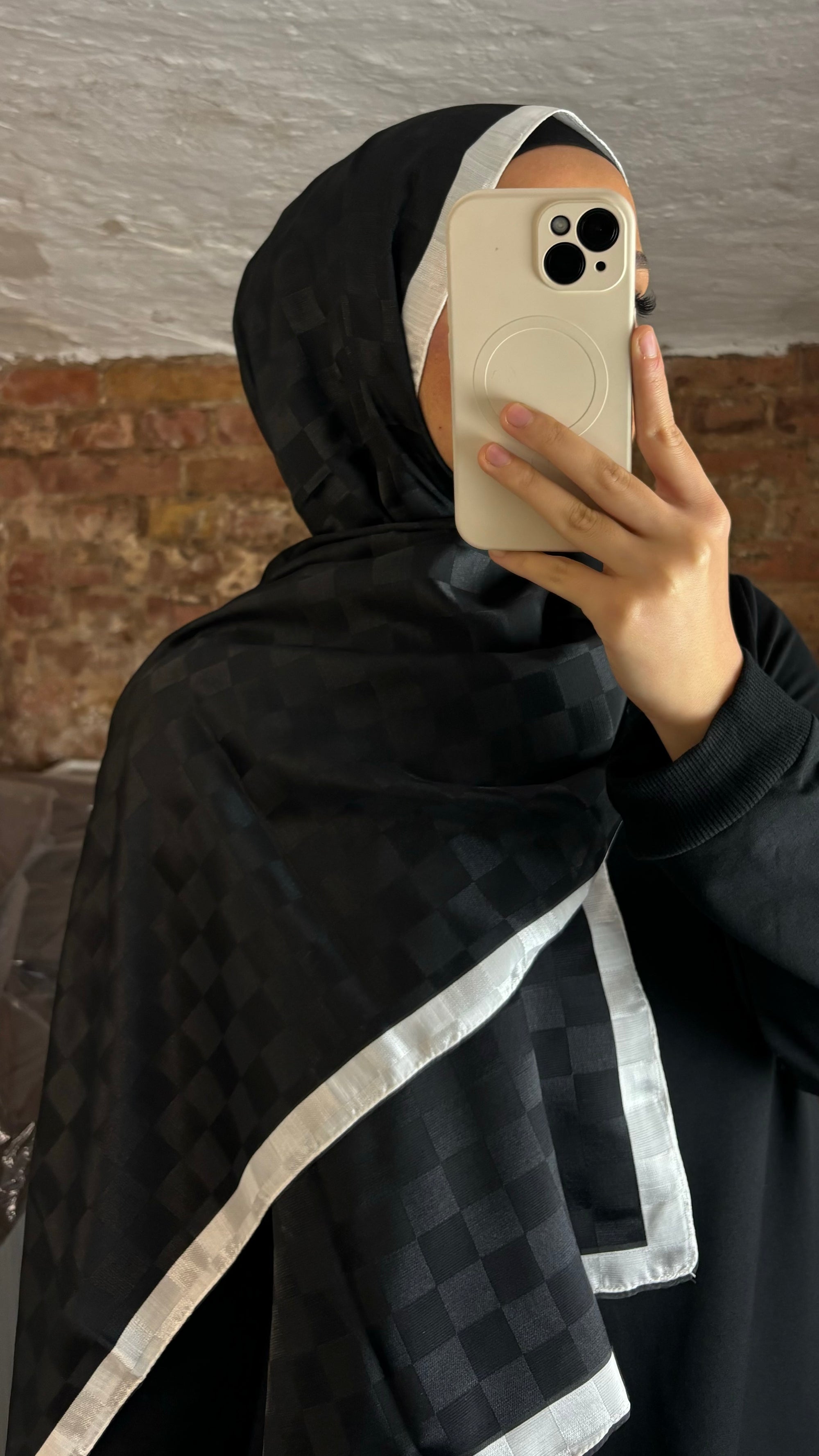 Armine B.Janjan Hijab in Schwarz
