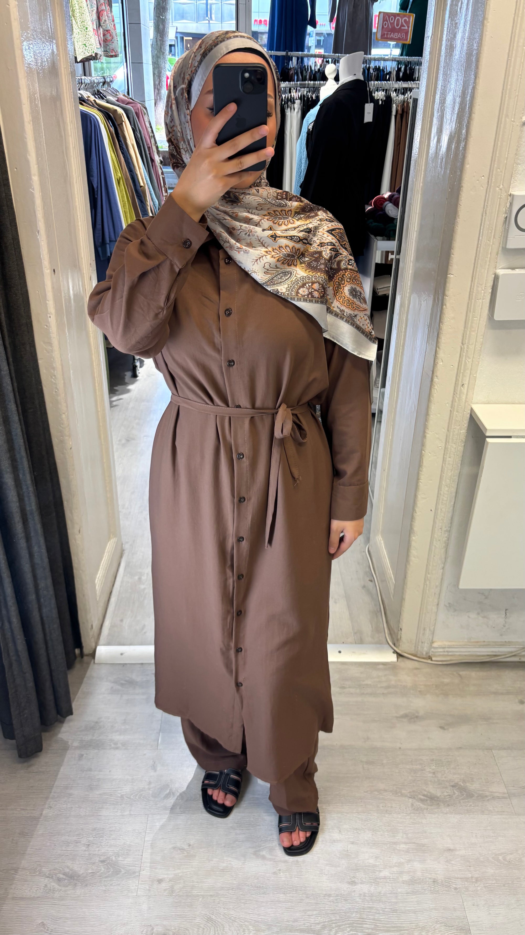 Armine set with trousers in brown