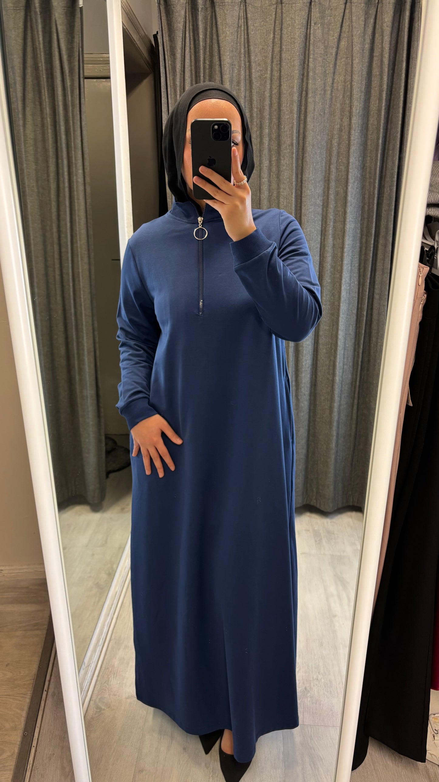 KLEID MIT REISSVERSCHLUSS AM KRAGEN IN BLAU