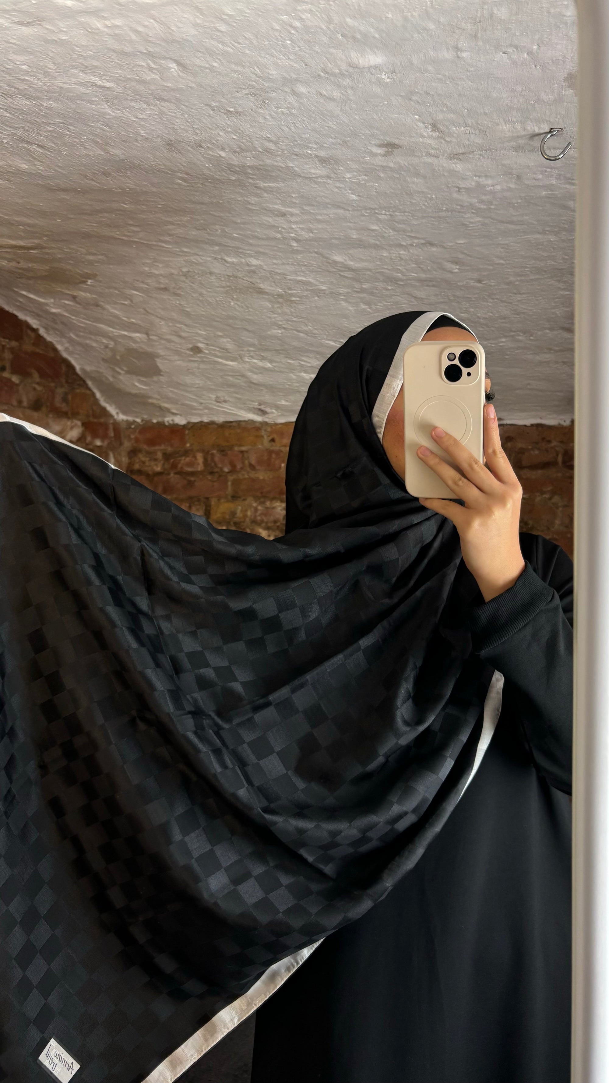 Armine B.Janjan Hijab in Schwarz