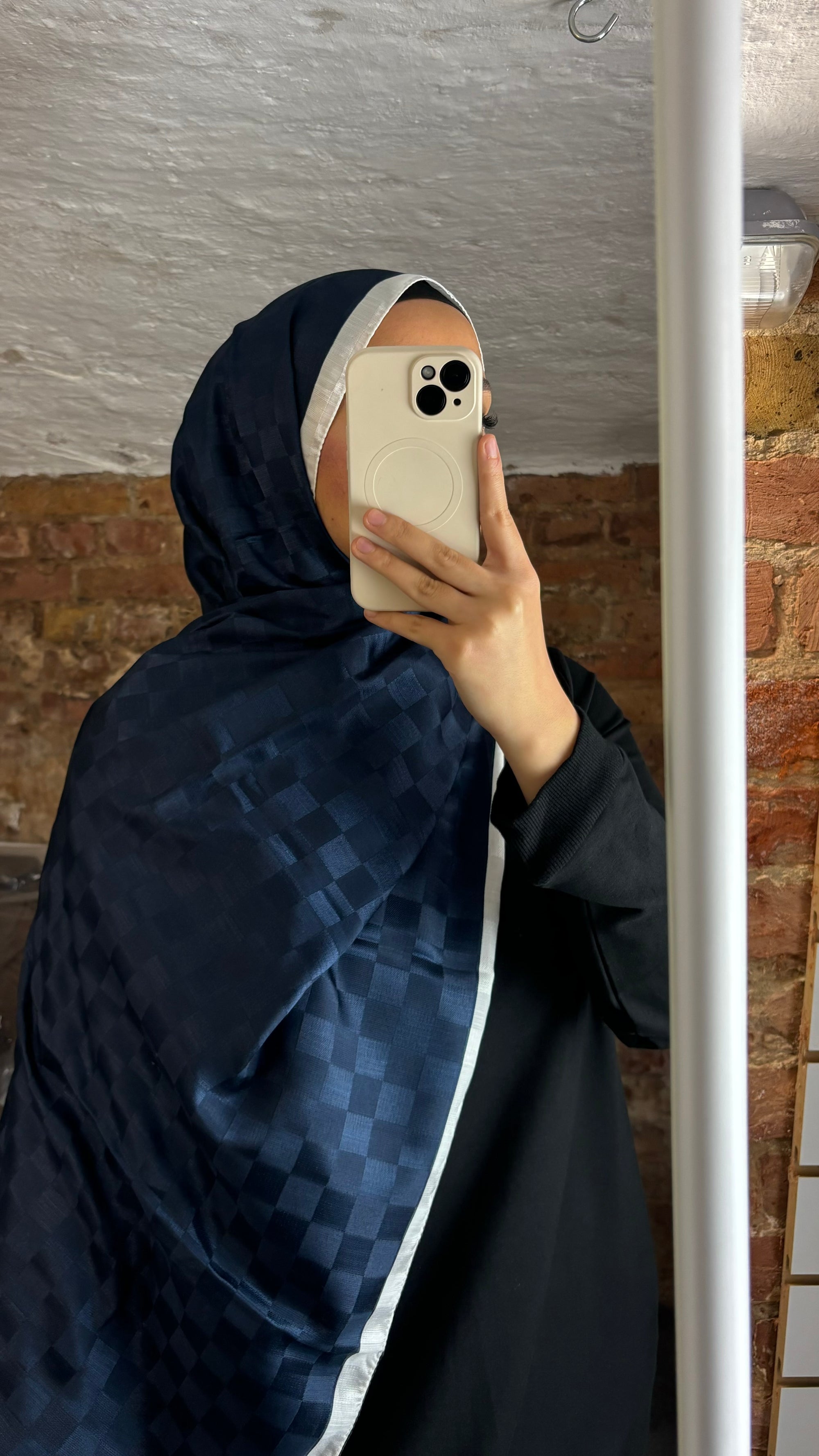 Armine B.Janjan Hijab in Marineblau