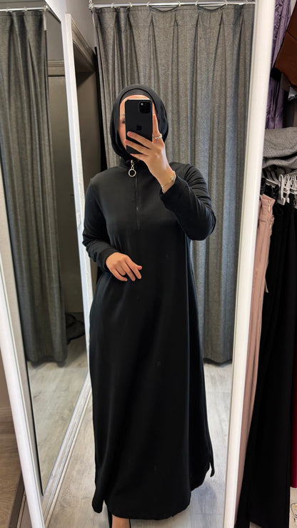 KLEID MIT REISSVERSCHLUSS AM KRAGEN IN SCHWARZ