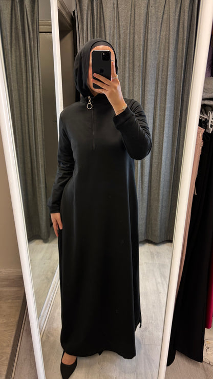 KLEID MIT REISSVERSCHLUSS AM KRAGEN IN SCHWARZ