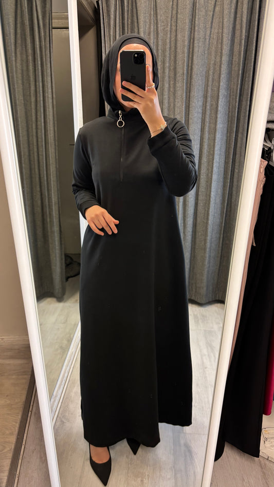 KLEID MIT REISSVERSCHLUSS AM KRAGEN IN SCHWARZ